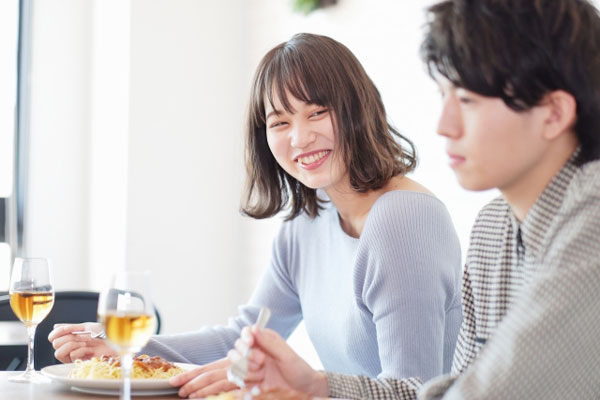会話中 目を合わせない 男性