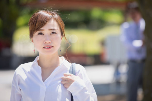 見てない時に見てくる 男性